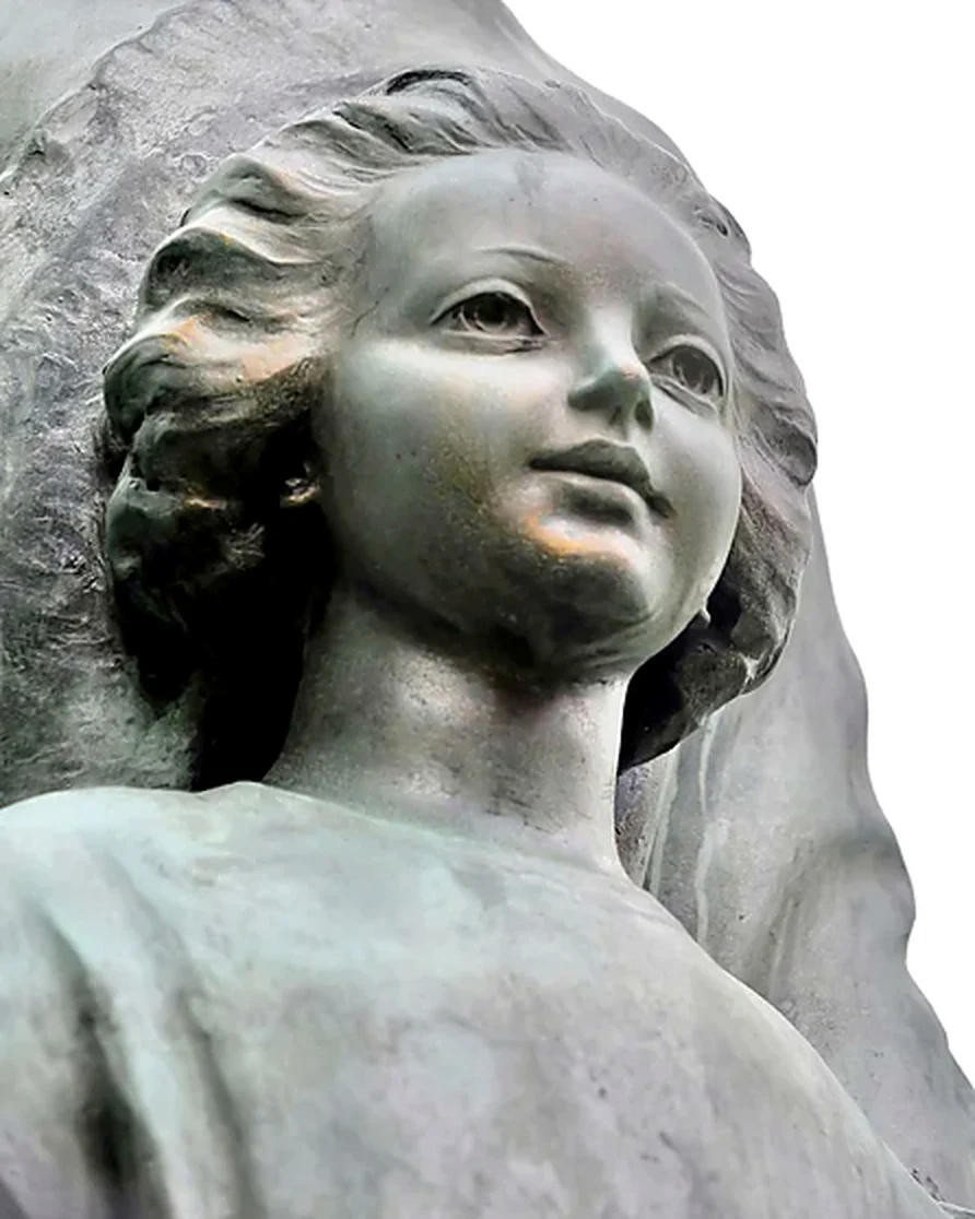 Busto di Gesù Bambino davanti al mantello di Maria