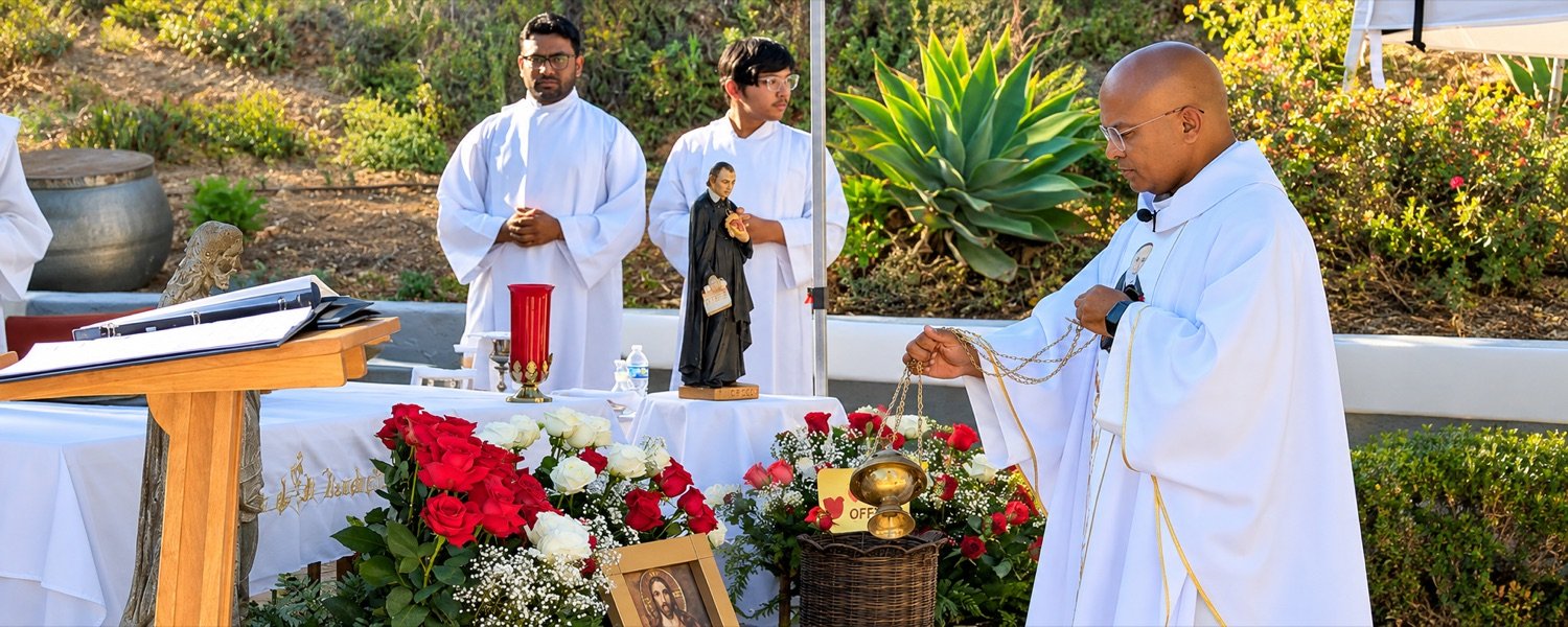 Membri della famiglia eudista riuniti per una celebrazione all’aperto.