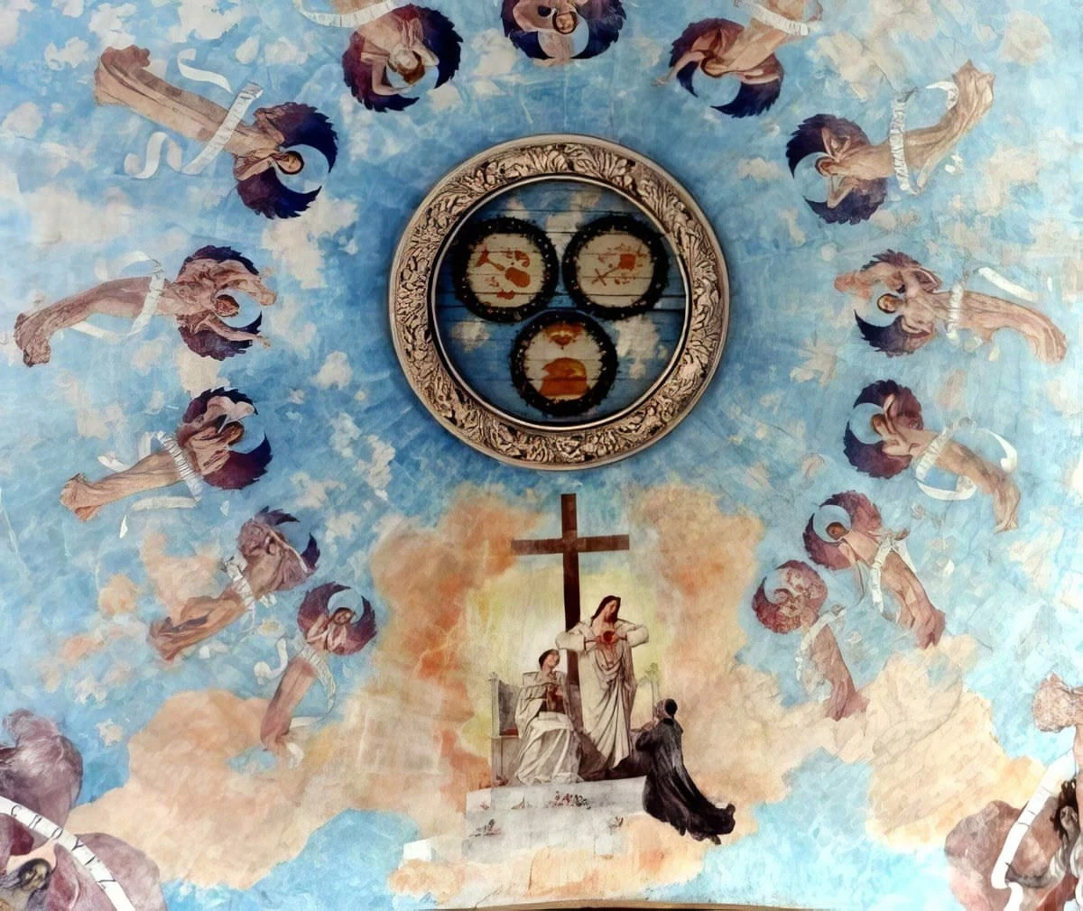 Fresco de los tres Corazones rodeados de ángeles.