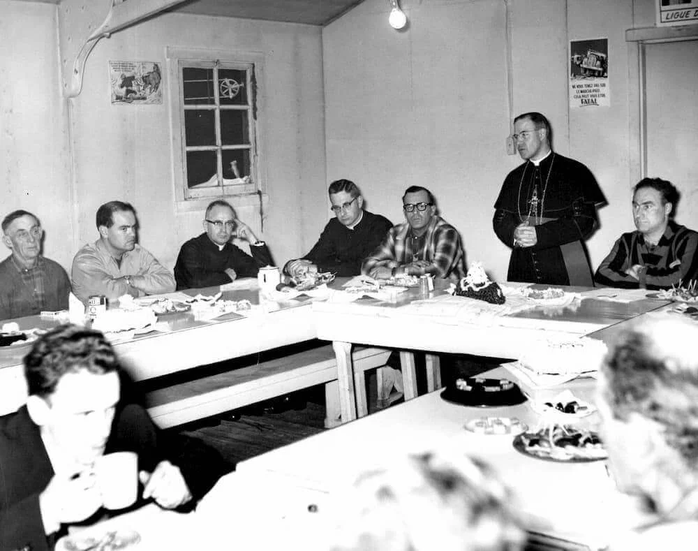 Mons. Couturier participa en un encuentro alrededor de la mesa
